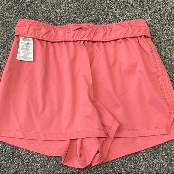 Women’s Columbia sportswear shorts. Size medium. - Picture 8 of 8